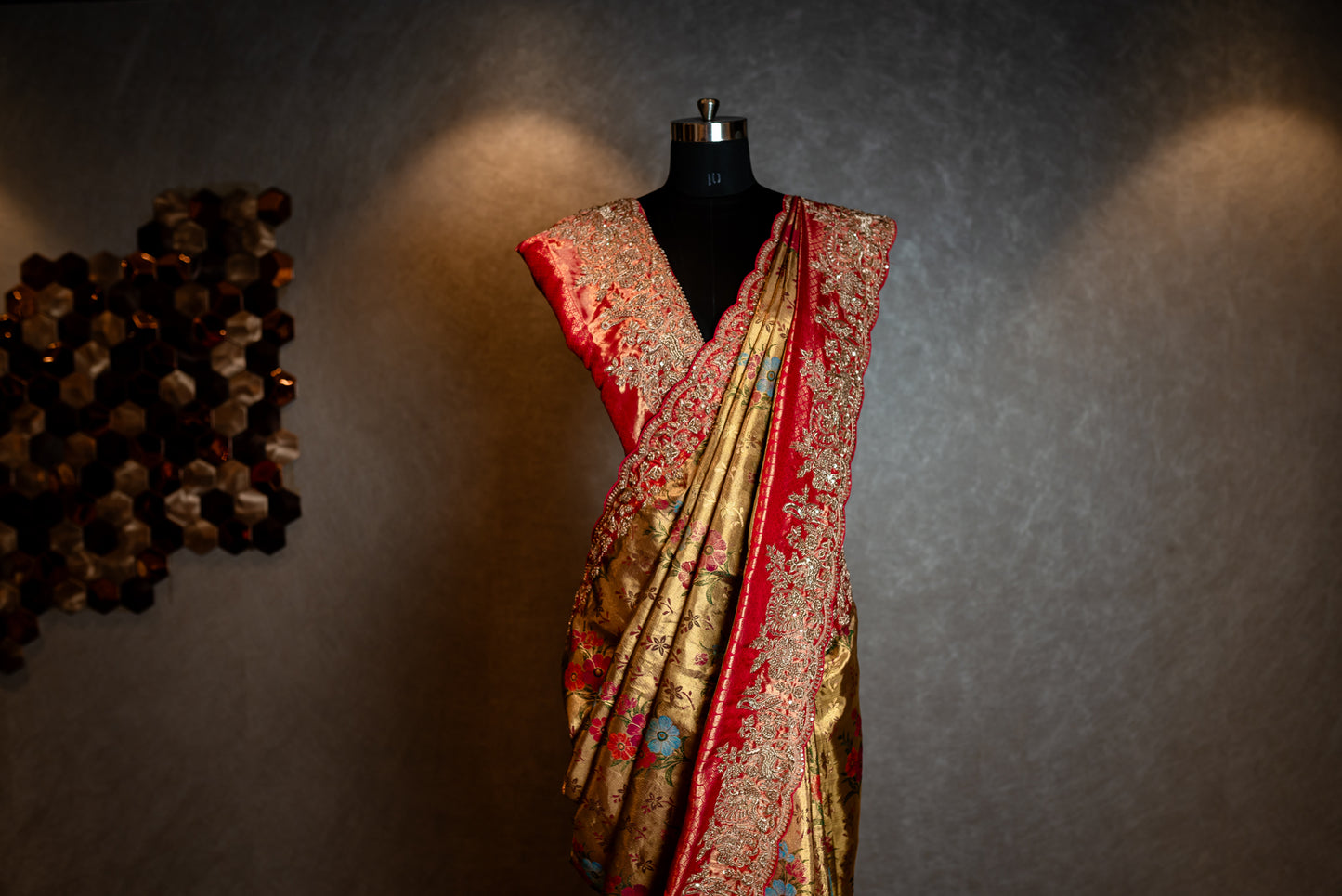 ELEGANT PURE KANJIVARAM SAREE WITH EXQUISITE HANDCRAFTED DETAILS SS-1037