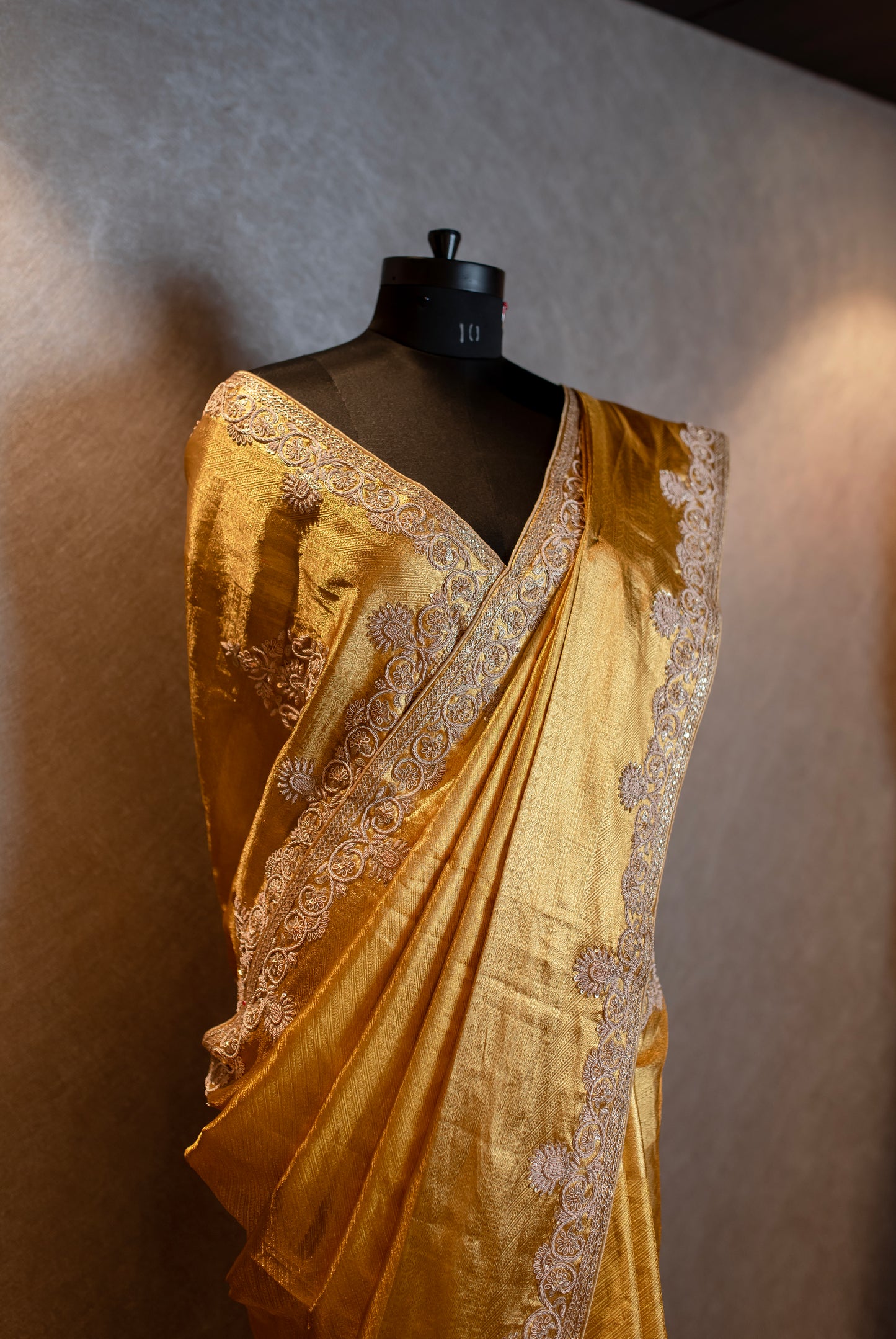 AN ELEGANT GOLD EMBROIDERED KANJIVARAM SAREE SS-1020